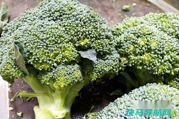 有甲状腺结节的人 不想结节快速增大 饮食上少吃“两绿一黄” 第2张